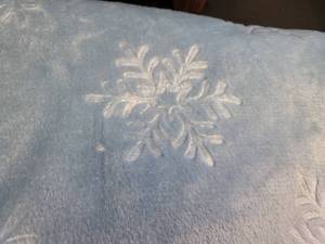 lot 1933 image: Holiday Time Snowflake Plush Throw Blanket