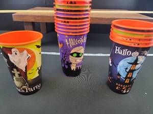 lot 1936 image: Halloween Party Cups with Lids - Set of 10