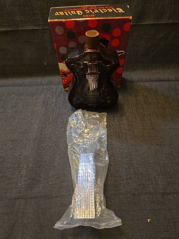lot 5278 image: Avon Electric Guitar Wild Country After Shave Bottle with Box