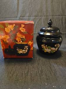 lot 1504 image: Avon Lotus Blossoms Black Lacquer Candle Holder