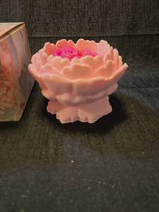 lot 1509 image: Avon Tender Blossoms Rose Shaped Candle
