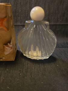 lot 1512 image: Avon Sea Legend Sonnet Foaming Bath Oil with Shell Bottle