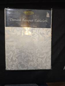 lot 1517 image: Home Style Damask Banquet Tablecloth 60x144