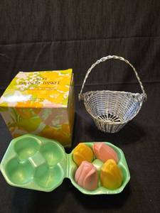 lot 5326 image: Avon Treasure Basket Guest Soap Set with Silver Baskets