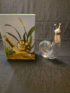 lot 5328 image: Avon Glass Snail and Bath Oil Gift Set