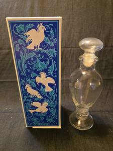 lot 5329 image: Avon Cockatoo Decorative Pomander Glass Bottle