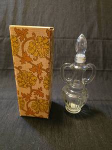 lot 5330 image: Avon Athena Bath Urn - Roses Roses Bath Foam Set