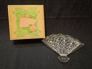 lot 5333 image: Avon Hostess Fancy Soap Set with Crystal Fan Dish