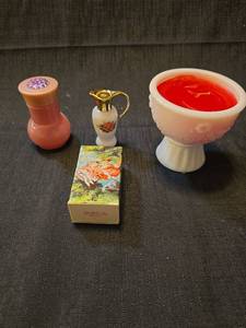 lot 5336 image: Avon Persian Garden Charisma Perfume Set with Decorative Bottles