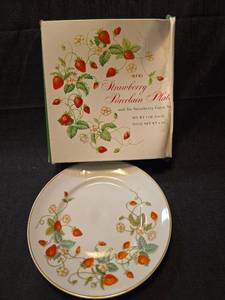 lot 5337 image: Avon Strawberry Porcelain Plate1978
