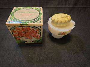 lot 5299 image: Avon Hostess Blossoms Flower Arranger Soap Dish Set