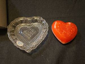 lot 5305 image: Avon Heart & Diamond Gift Set with Soap Dish