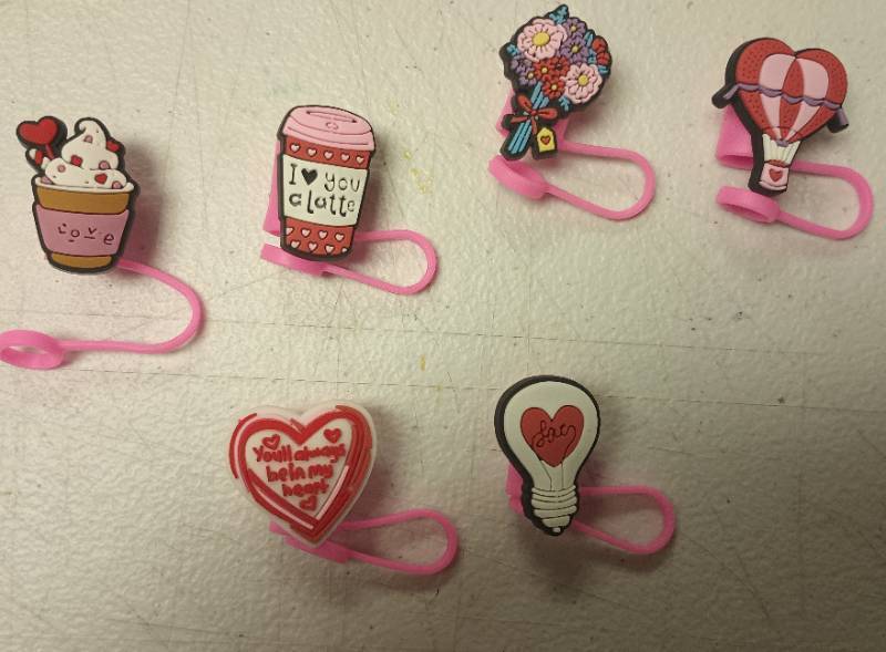 lot 753 image: Valentines Day Themed Straw Covers Set