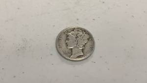 lot 32 image: 1945 Mercury Silver Dime coin 90% silver
