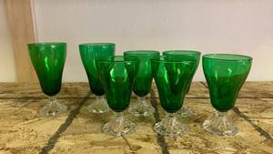 lot 50 image: Anchor Hocking Forest Green Water Goblets Set of 7 MGA75 (5 glasses 5.75 inches) and (2 glasses 6.5 inches)
