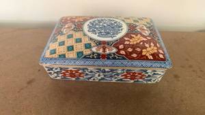 lot 54 image: Smithsonian Institution Japanese Porcelain Box approx 5.5x4.25x1 inches MGA75