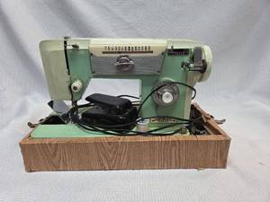 lot 372 image: Universal Deluxe Sewing Machine - Mint Green