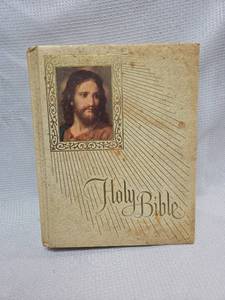 lot 378 image: King James Red Letter Bible - Fireside Bible Publishers Edition
