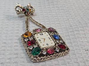 lot 425 image: Multi-Gemstone Clock Face Brooch