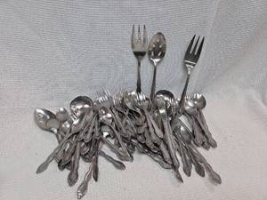 lot 428 image: Stainless Silverware