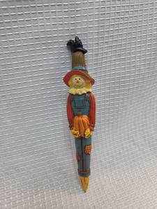 lot 430 image: Scarecrow pen