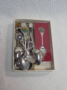 lot 432 image: Decorative Souvenir Spoon Collection