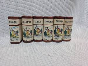 lot 433 image: Dutch Windmill Spice Shaker Set