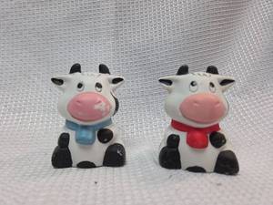 lot 448 image: Ceramic Cow Salt and Pepper Shakers
