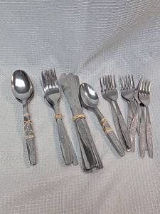 lot 453 image: Decorative Stainless Steel Flatware Set