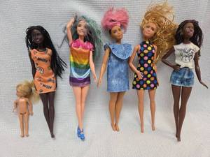 lot 456 image: 1990s Barbie Doll Collection with Fashion Outfits