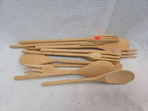lot 458 image: Wooden Kitchen Utensil Set