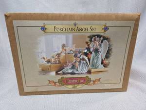 lot 485 image: Grandeur Noel Porcelain Angel Set 2003