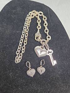 lot 528 image: Heart Lock and Key Jewelry Set