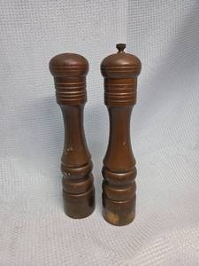lot 531 image: Traditional Salt and Pepper Mill Set