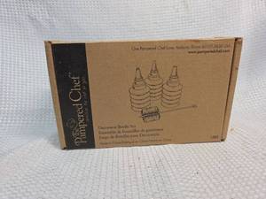 lot 537 image: Pampered Chef Decorator Bottle Set