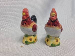 lot 542 image: Ceramic Rooster Salt and Pepper Shakers