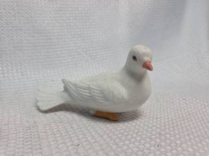 lot 555 image: White Ceramic Dove Figurine