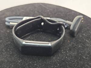 lot 563 image: Smart watch with charger