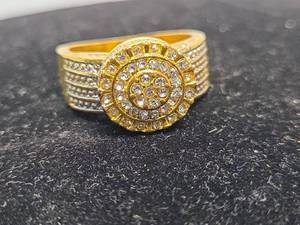 lot 565 image: Nice Gold Colored Crystal Cluster Ring