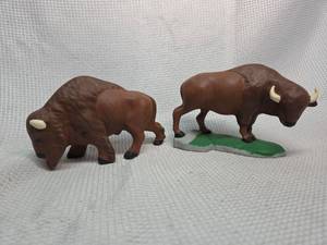 lot 577 image: Ceramic American Buffalo Figurine Set