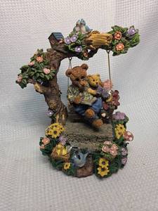 lot 583 image: Teddy Bears Reading Garden Figurine