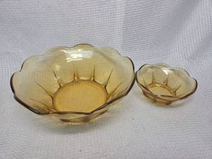 lot 586 image: Amber Glass Dessert Bowls Set