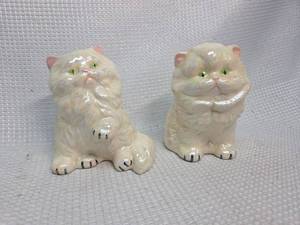 lot 597 image: Pearlescent White Persian Cat Figurine
