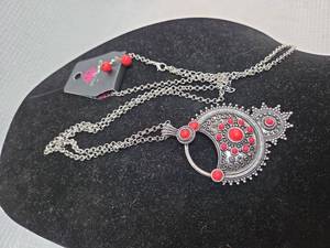 lot 606 image: Paparazzi Red Coral Statement Necklace Set