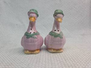 lot 620 image: Pink Duck Salt and Pepper Shakers