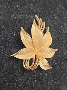 lot 626 image: Trifari Gold Tone Maple Leaf Brooch