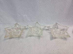lot 633 image: Clear Glass Star Shaped Candle Holders
