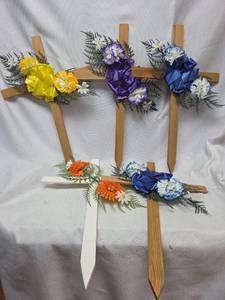 lot 649 image: Decorative Wooden Cross with Silk Flowers