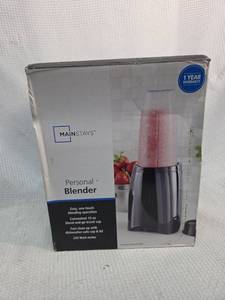 lot 686 image: Mainstays Personal Blender with Travel Cup