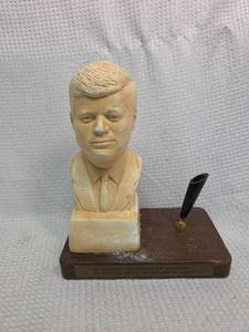lot 689 image: 1961 Presidential Bust Pen Holder